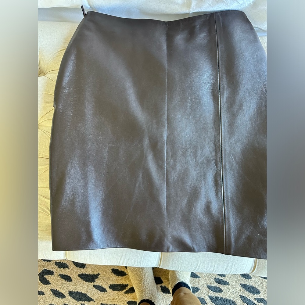 SOLD 


REAL LEATHER BELOW KNEE SKIRT